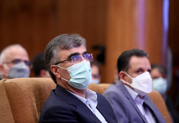از چپ: محمدرضا فرزین، مدیرعامل بانک ملی و جلیل سالاری، مدیرعامل شرکت ملی پالایش و پخش فرآورده‌های نفتی ایران 