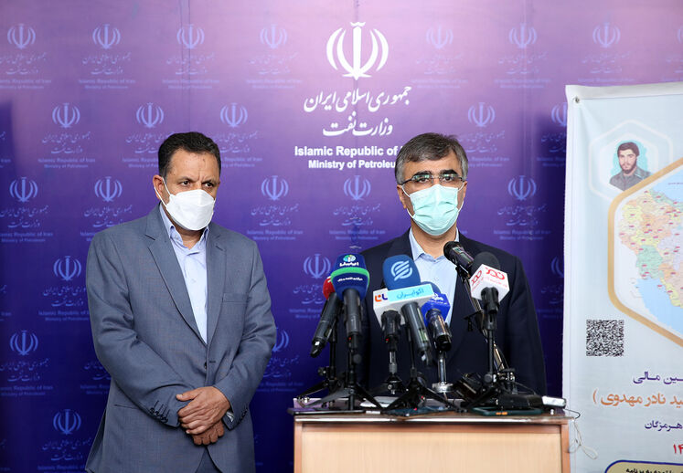 از راست: محمدرضا فرزین، مدیرعامل بانک ملی و جلیل سالاری، مدیرعامل شرکت ملی پالایش و پخش فرآروده‌های نفتی ایران 