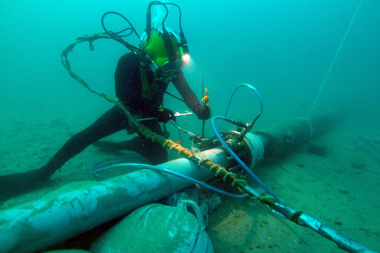 پایههای مستحکم صنعت نفت بر خلیجِ همیشه فارس