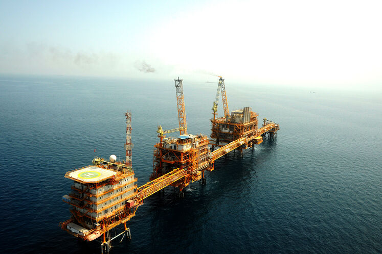 پایه‌های مستحکم صنعت نفت بر خلیجِ همیشه فارس