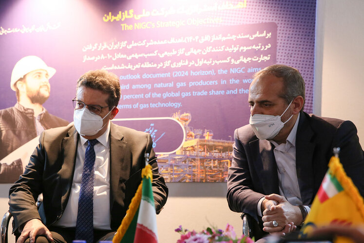 از راست: مجید چگنی،  مدیرعامل شرکت ملی گاز ایران و محمد حامل، دبیر کل جی‌ئی‌سی‌اف