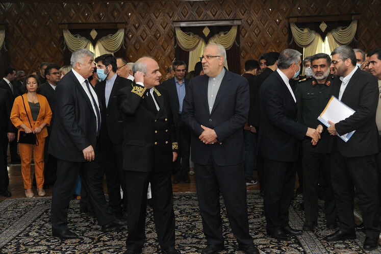 جواد اوجی، وزیر نفت در سفارت روسیه برای حضور در جشن ملی فدراسیون روسیه
