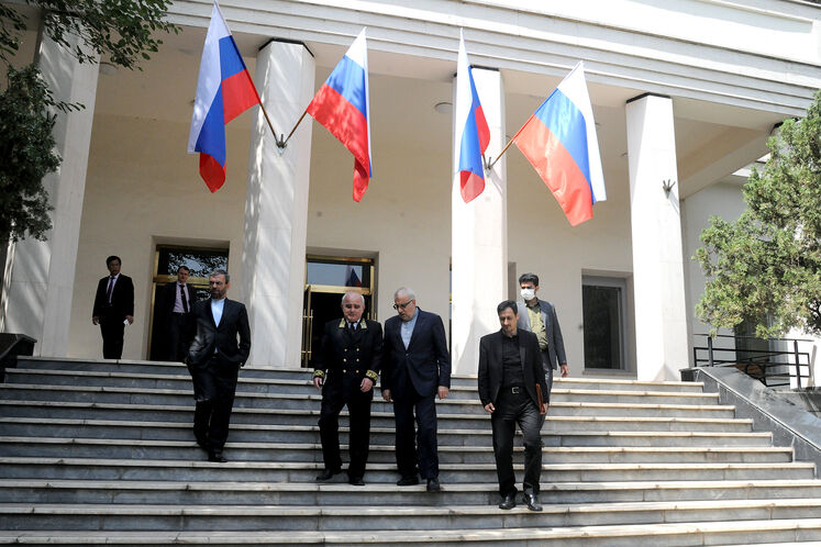 جواد اوجی، وزیر نفت در سفارت روسیه برای حضور در جشن ملی فدراسیون روسیه