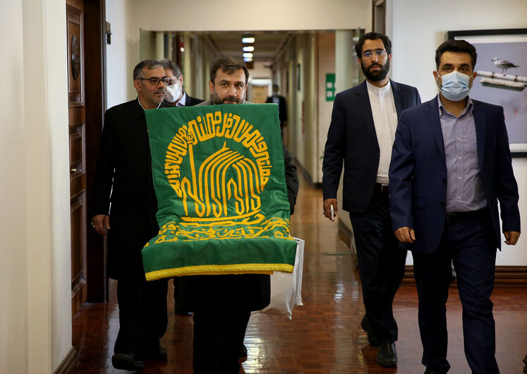 حضور منور کاروان خورشید به همراه پرچم رضوی در شورای معاونین وزارت نفت به مناسبت میلاد امام هشتم
