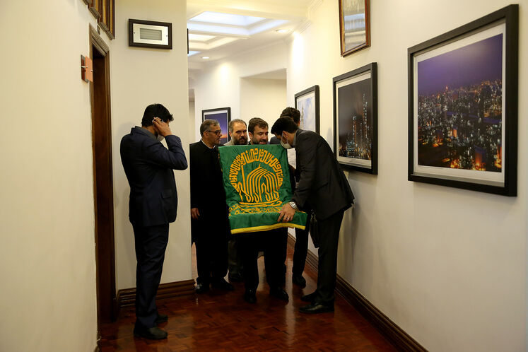 حضور منور کاروان خورشید به همراه پرچم رضوی در شورای معاونین وزارت نفت به مناسبت میلاد امام هشتم