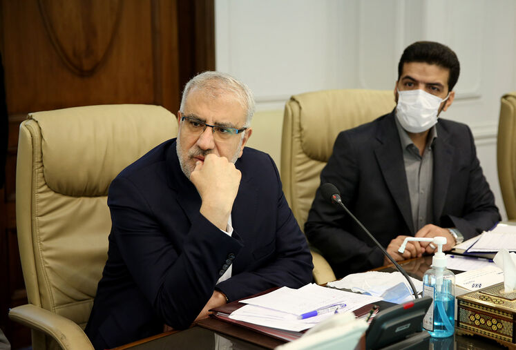 از راست : پیام کهتری انور مدیر کل دفتر وزارتی و جواد اوجی ، وزیر نفت