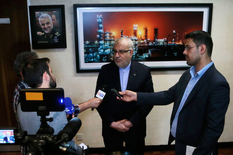 جواد اوجی، وزیر نفت در جمع خبرنگاران
