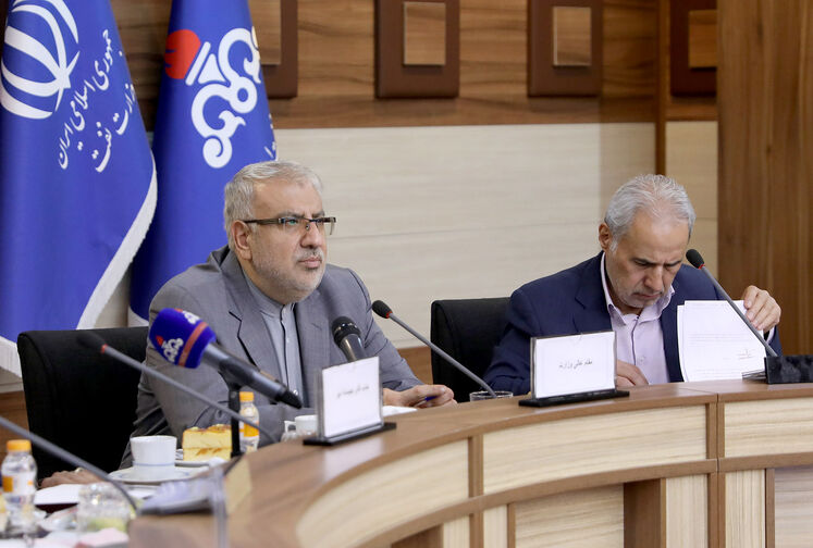 از چپ: جواد اوجی، وزیر نفت و هوشنگ فلاحتیان، معاون برنامه‌ریزی وزارت نفت