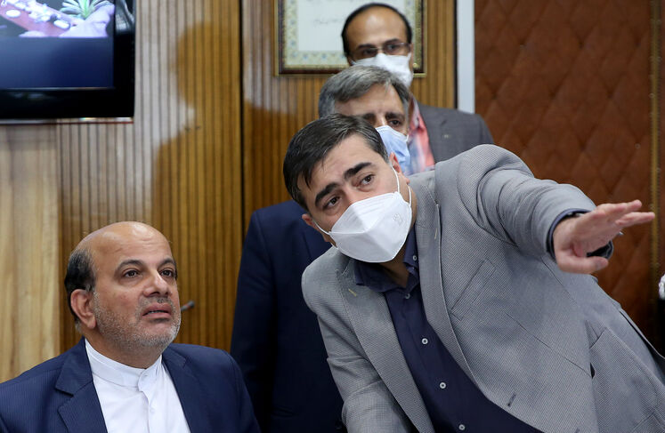 از راست: رضا دهقان، معاون امور توسعه و مهندسی شرکت ملی نفت ایران و محسن خجستهمهر، مدیرعامل شرکت ملی نفت ایران