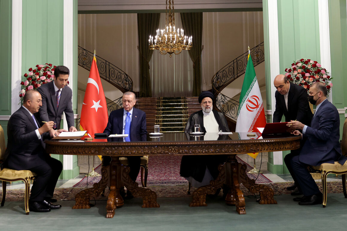 ایران و ترکیه ۸ سند و یادداشت تفاهم همکاری امضا کردند