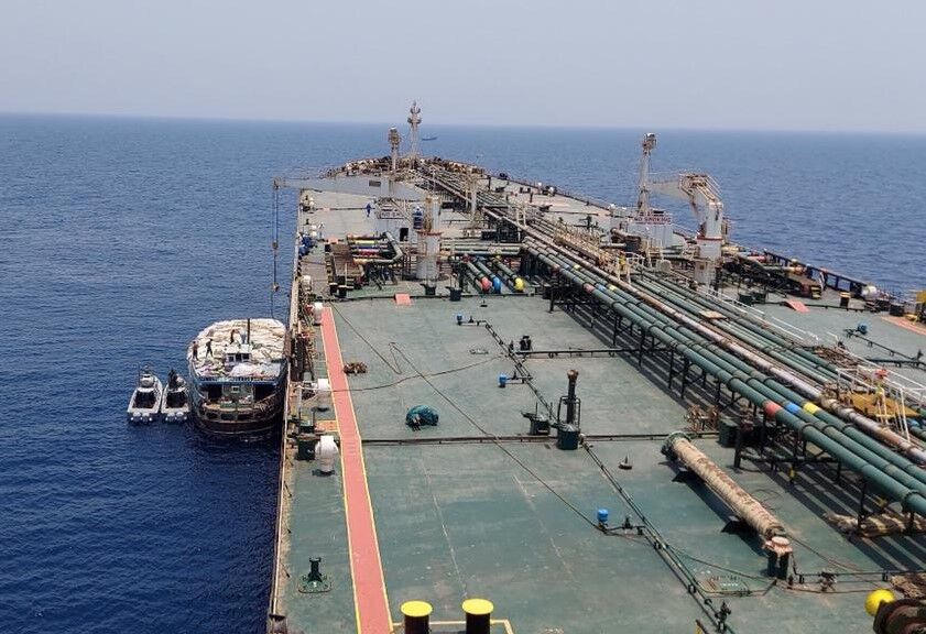 نجات خدمه لنج‌باری از سوی دریانوردان شرکت ملی نفتکش