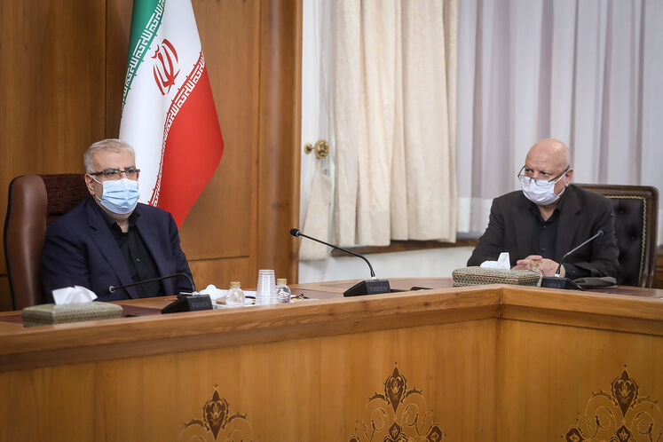 از راست: مسعود میرکاظمی، معاون برنامه و بودجه رئیس جمهوری و جواد اوجی، وزیر نفت