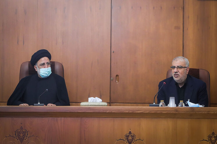 از راست: جواد اوجی، وزیر نفت و سیدابراهیم رئیسی، رئیس‌جمهوری