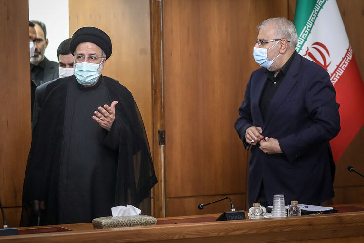 از راست: جواد اوجی، وزیر نفت، سیدابراهیم رئیسی، رئیس‌جمهوری