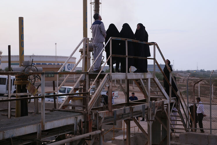 بازدید زینب قیصری، مشاور وزیر نفت در امور زنان و خانواده از پایانه نفتی خارک