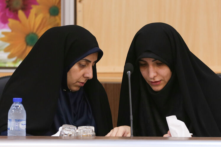 از راست: زینب قیصری، مشاور وزیر نفت در امور زنان و خانواده و خدیجه گودرزی، مشاور مدیرعامل شرکت ملی نفت ایران