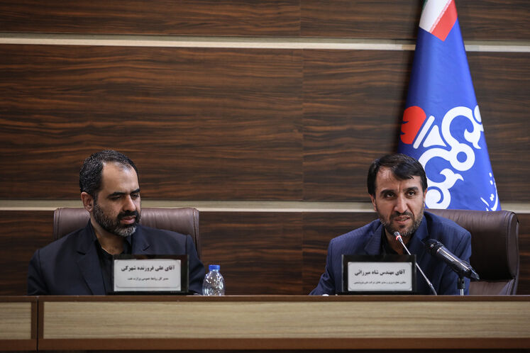 از راست: مرتضی شاه‌میرزایی،معاون وزیر نفت در امور پتروشیمی، علی فروزنده، مدیرکل روابط عمومی وزارت نفت 