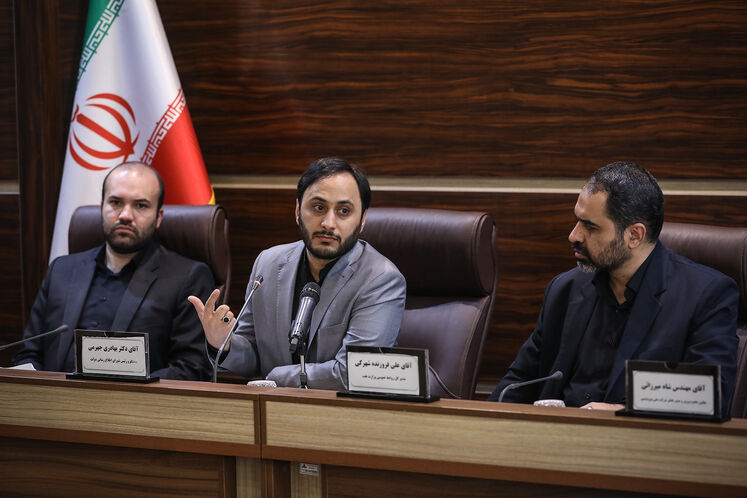 از راست: علی فروزنده، مدیرکل روابط عمومی وزارت نفت و علی بهادری جهرمی،سخنگو و رئیس شورای اطلاع‌رسانی دولت