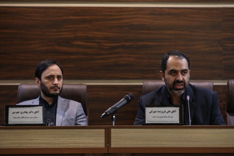 از راست: علی فروزنده، مدیرکل روابط عمومی وزارت نفت و  علی بهادری جهرمی،سخنگو و رئیس شورای اطلاع‌رسانی دولت