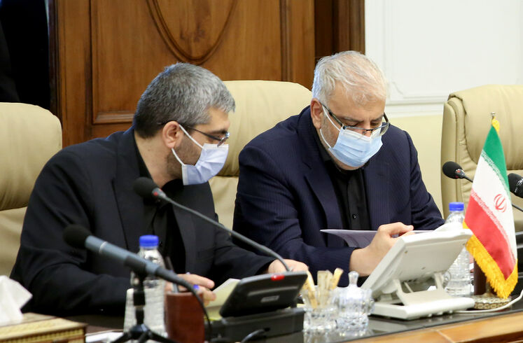 از راست: جواد اوجی، وزیر نفت و احمد اسدزاده، معاون امور بین‌الملل و بازرگانی وزیر نفت