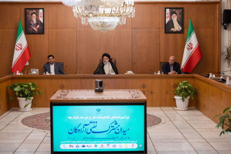 از راست : مسعود میرکاظمی، رئیس سازمان برنامه و بودجه، سید ابراهیم رئیسی،رئیس جمهور، محمد مخبر، معاون اول رئیس جمهور
