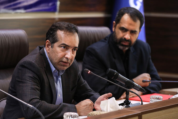 از راست: علی فروزنده، مدیرکل روابط عمومی وزارت نفت  و حسین انتظامی، دبیر کمیسیون دسترسی آزاد به اطلاعات