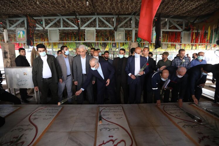 حضور جواد اوجی، وزیر نفت در گلزار شهدای مدافع حرم اهواز و ادای احترام به مقام شامخ شهیدان