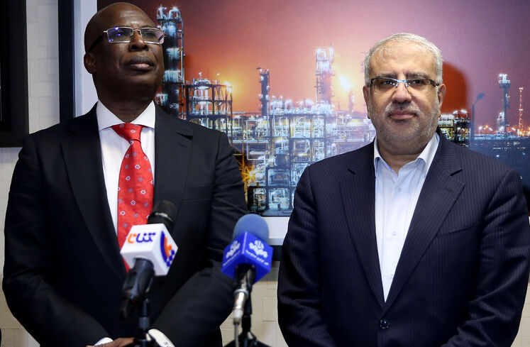 جواد اوجی ، وزیر نفت ایران و تیمپره سیلوا، وزیر نفت نیجریه در جمع خبرنگاران
