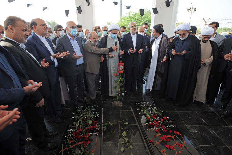 حضور جواد اوجی، وزیر نفت در گلزار شهدای عسلویه و ادای احترام به مقام شامخ شهیدان