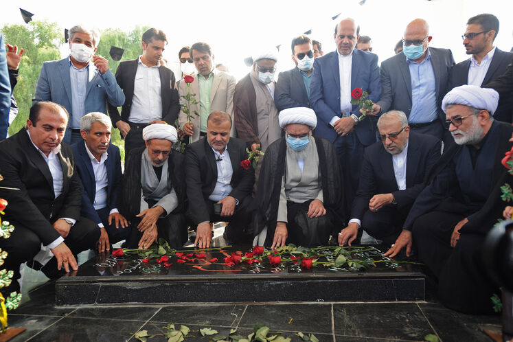 حضور جواد اوجی، وزیر نفت در گلزار شهدای عسلویه و ادای احترام به مقام شامخ شهیدان