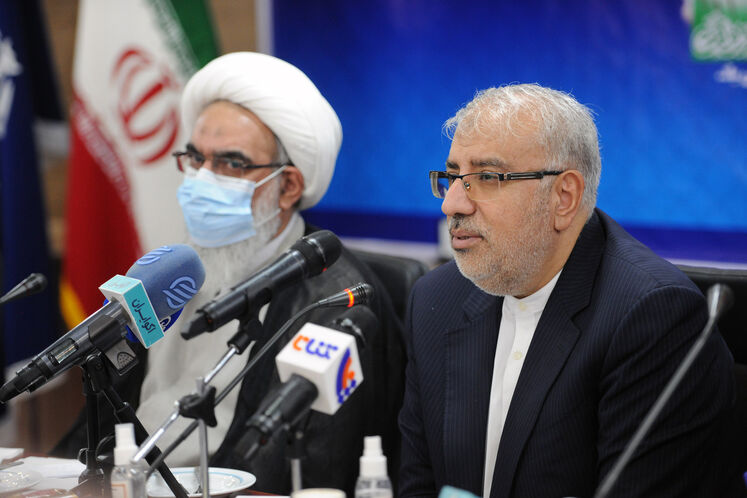 جواد اوجی، وزیر نفت و غلامعلی صفایی بوشهری، امام جمعه بوشهر
