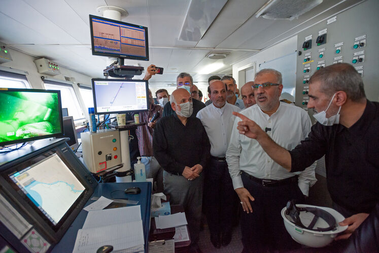 بازدید جواد اوجی، وزیر نفت از کشتی لوله‌گذار «سی‌مَستر»