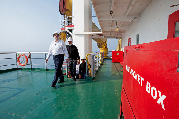 بازدید جواد اوجی، وزیر نفت از کشتی لوله‌گذار «سی‌مَستر»