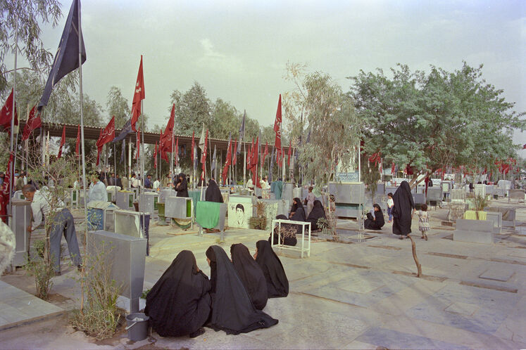 مراسم خاکسپاری شهدای نفت در بهشت شهدای اهواز - سال 1367