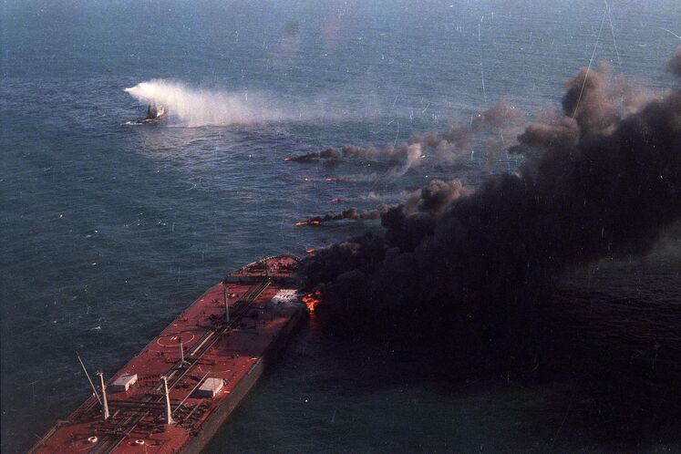  بمباران کشتی‌های نفتکش مادر 