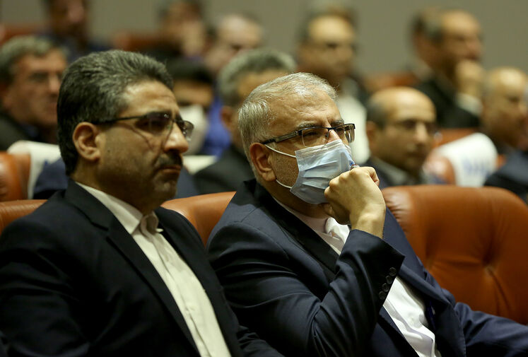 جواد اوجی، وزیر نفت و علی‌اکبر نژاد علی، مدیرعامل شرکت ملی پخش فرآورده‌های نفتی ایران