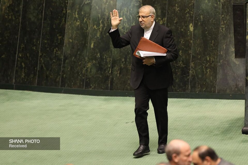 پاسخ وزیر نفت به پرسش نماینده تهران در نشست علنی مجلس پاسخ وزیر نفت به پرسش نماینده تهران در نشست علنی مجلس