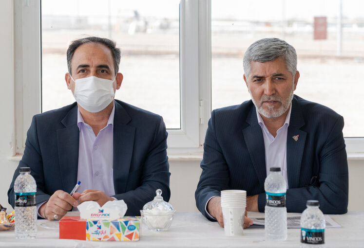 از راست:  فرهاد احمدی، مدیرعامل شرکت ملی مهندسی و ساختمان نفت و ارسلان رحیمی، مدیرعامل شرکت خطوط لوله و مخابرات نفت 