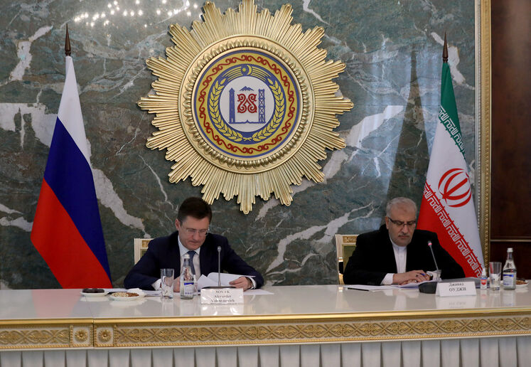 از راست :جواد اوجی، وزیر نفت و الکساندر نواک، معاون نخست‌وزیر روسیه