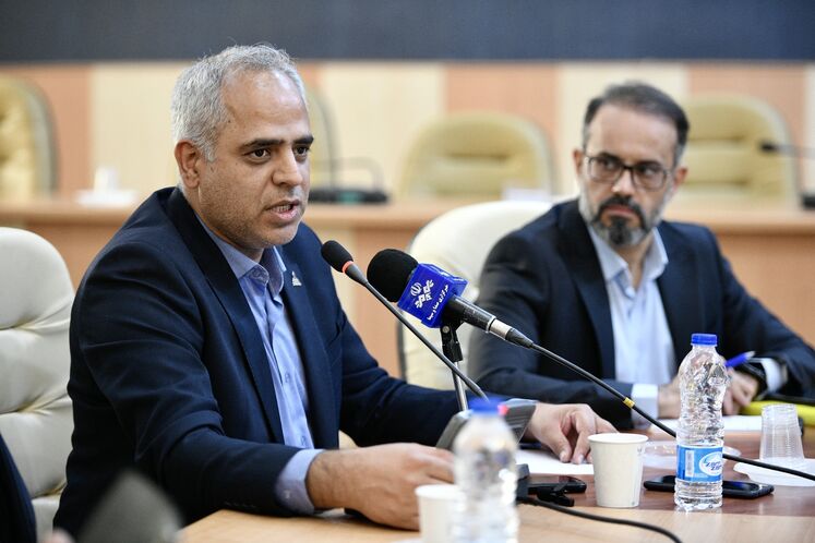 از راست: مسلم رحمانی،  سرپرست مدیریت هماهنگی امور گازرسانی شرکت ملی گاز ایران و محمدرضا میرشکاری، مدیرعامل شرکت گاز استان سیستان و بلوچستان