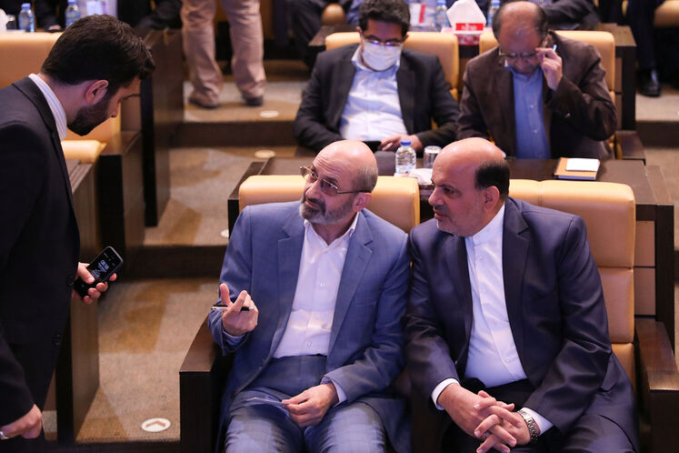 از راست: محسن خجسته‌مهر، مدیرعامل شرکت ملی نفت ایران و رسول جلیلی، رئیس دانشگاه صنعتی شریف