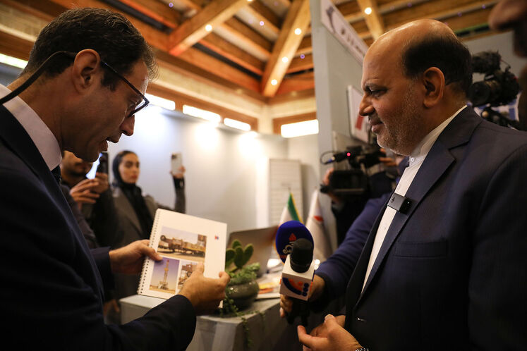 حضور محسن خجسته‌مهر، مدیرعامل شرکت ملی نفت ایران در نمایشگاه جانبی نخستین کنفرانس ملی افزایش بهره‌دهی چاه‌های نفت و گاز