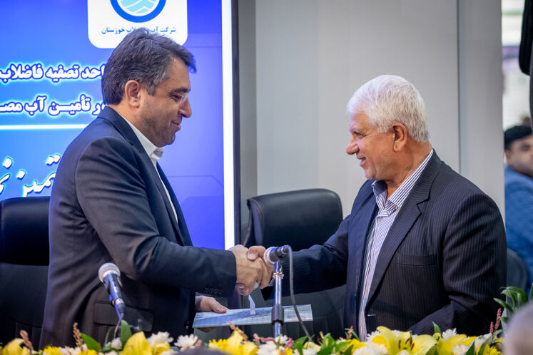 از راست: محمدرضا کرمینژاد، مدیرعامل آب و فاضلاب خوزستان و محمود امیننژاد، مدیرعامل شرکت پالایش گاز بیدبلند خلیج فارس در آیین امضای تفاهمنامه سهجانبه احداث واحد تصفیه فاضلاب و پساب بهبهان در حاشیه نخستین روز بیستمین نمایشگاه بینالمللی محیط زیست در غرفه هلدینگ خلیج فارس