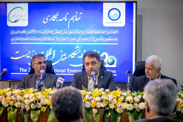 از راست: محمدرضا کرمینژاد، مدیرعامل آب و فاضلاب خوزستان و محمود امیننژاد، مدیرعامل شرکت پالایش گاز بیدبلند خلیج فارس و محمدجواد اشرفی، مدیرکل اداره محیط زیست استان خوزستان در آیین امضای تفاهمنامه سهجانبه احداث واحد تصفیه فاضلاب و پساب بهبهان در حاشیه نخستین روز بیستمین نمایشگاه بینالمللی محیط زیست در غرفه هلدینگ خلیج فارس