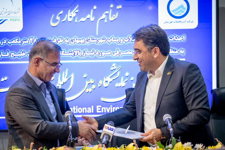 از راست: محمود امیننژاد، مدیرعامل شرکت پالایش گاز بیدبلند خلیج فارس و محمدجواد اشرفی، مدیرکل اداره محیط زیست استان خوزستان در آیین امضای تفاهمنامه سهجانبه احداث واحد تصفیه فاضلاب و پساب بهبهان در حاشیه نخستین روز بیستمین نمایشگاه بینالمللی محیط زیست در غرفه هلدینگ خلیج فارس