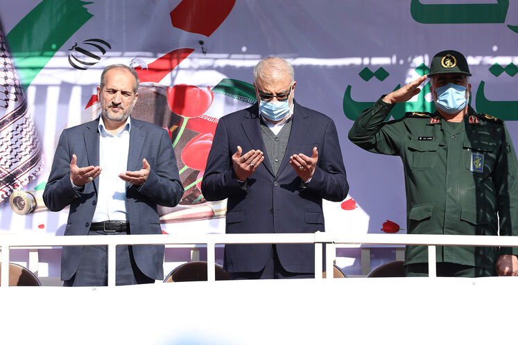 از راست : سردار ابوالقاسم چمن،معاون اجرایی سپاه پاسداران، جواد اوجی، وزیر نفت و مجید چگنی ، مدیر عامل شرکت ملی گاز ایران