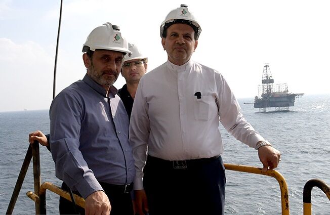 تلاش شبانه‌روزی کارکنان و متخصصان ایرانی در مناطق عملیاتی صنعت نفت ستودنی است