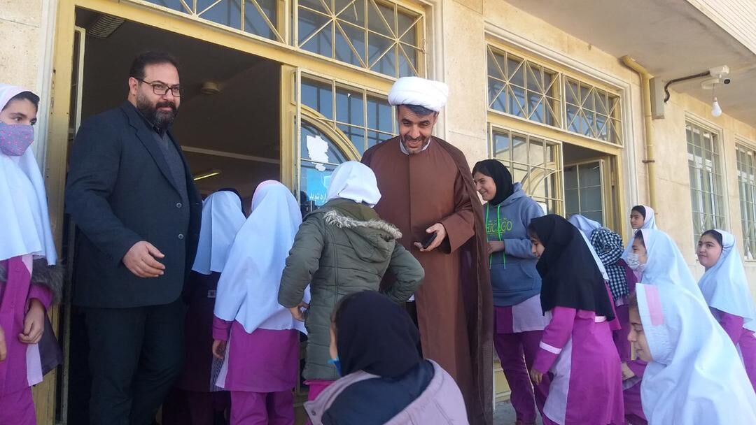 اهدای بیش از ۲ هزار بسته کمک آموزشی به دانش‌آموزان محروم استان ایلام