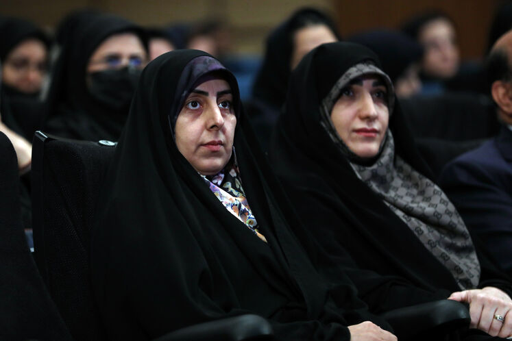 از راست: زینب قیصری، مشاور وزیر نفت در امور زنان و خانواده و خدیجه گودرزی، مشاور مدیرعامل شرکت ملی نفت ایران در امور زنان و خانواده