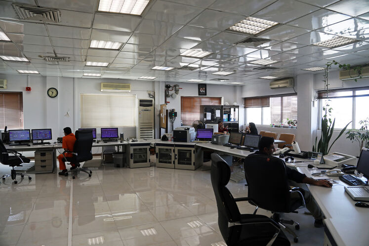 اتاق کنترل کارخانه نفت جزیره سیری